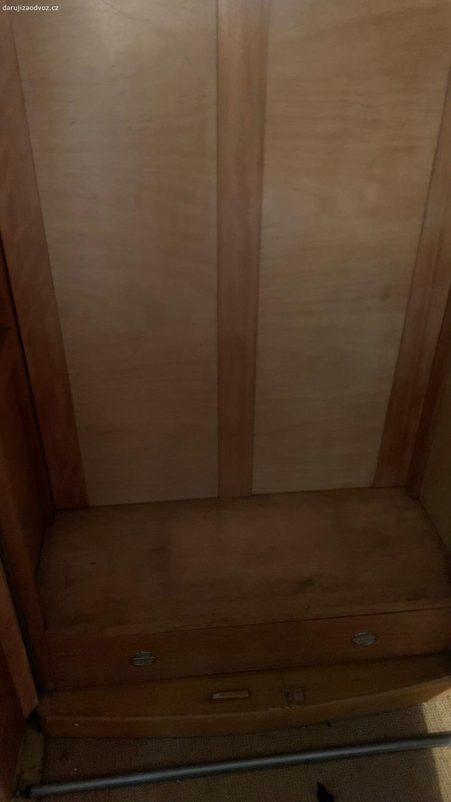 Stará Skříň 2. Rozměry: 118 š x  188 v  x  57 hl. (+-5 cm)
Vyzvednutí pouze o víkendech.
Na emaily nereaguji, pouze hovor, SMS, Whatsapp
