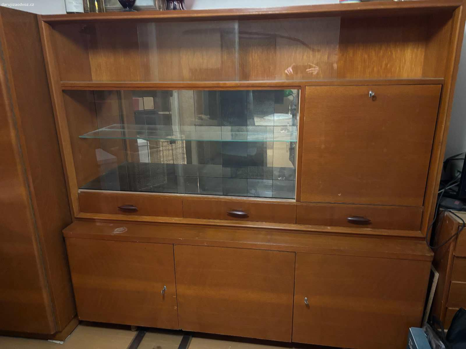 staré masivní skříně. nepoškozený starý nábytek, pravděpodobně nelze rozebrat a nevejde se do výtahu, nutné snést ze 4.patra