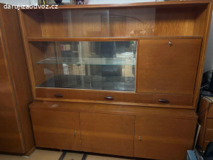 staré masivní skříně
