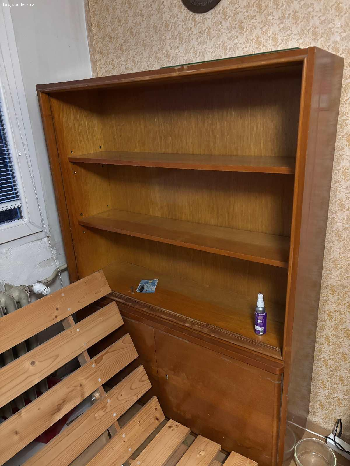 staré masivní skříně. nepoškozený starý nábytek, pravděpodobně nelze rozebrat a nevejde se do výtahu, nutné snést ze 4.patra