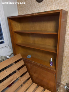staré masivní skříně