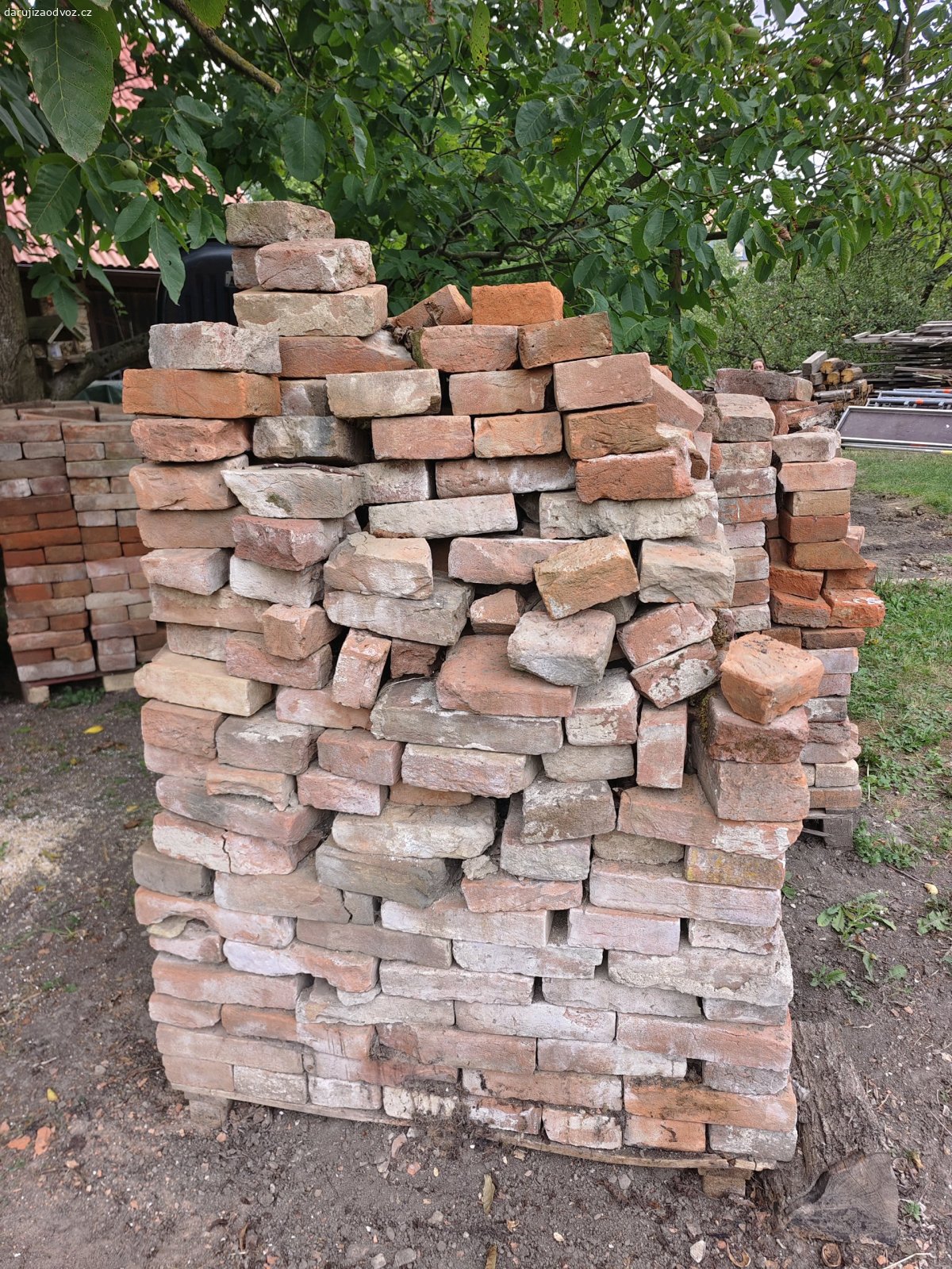 Staré očištěné cihly. Daruji za odvoz staré očištěné cihly "zvonilky " (půlky a čtvrtky). Cca 2,5 palety.