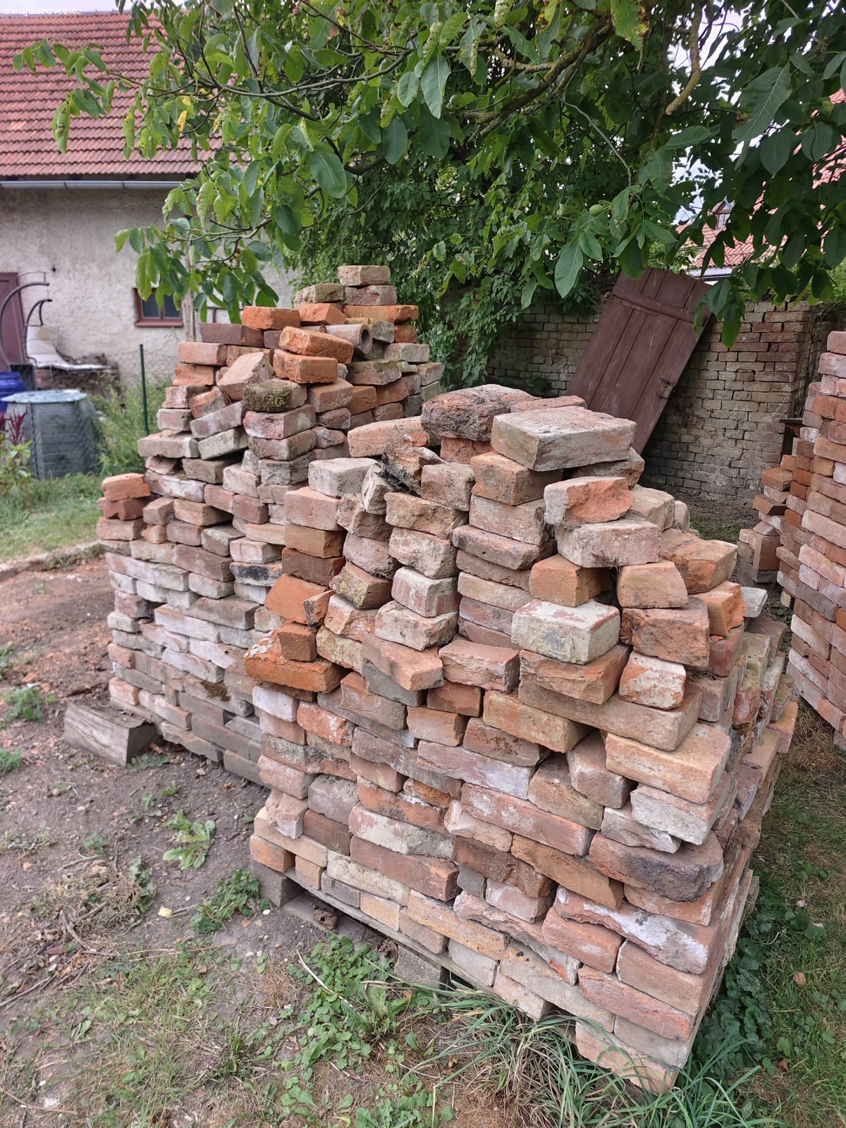 Staré očištěné cihly. Daruji za odvoz staré očištěné cihly "zvonilky " (půlky a čtvrtky). Cca 2,5 palety.