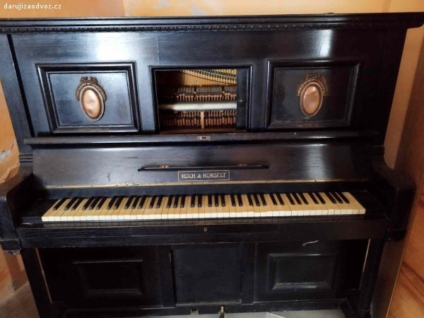 Staré piano. Věnují z chalupy staré piano Koch a Korselt k opravě