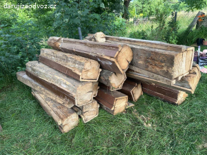 Staré trámy a dřevo na topení za odvoz