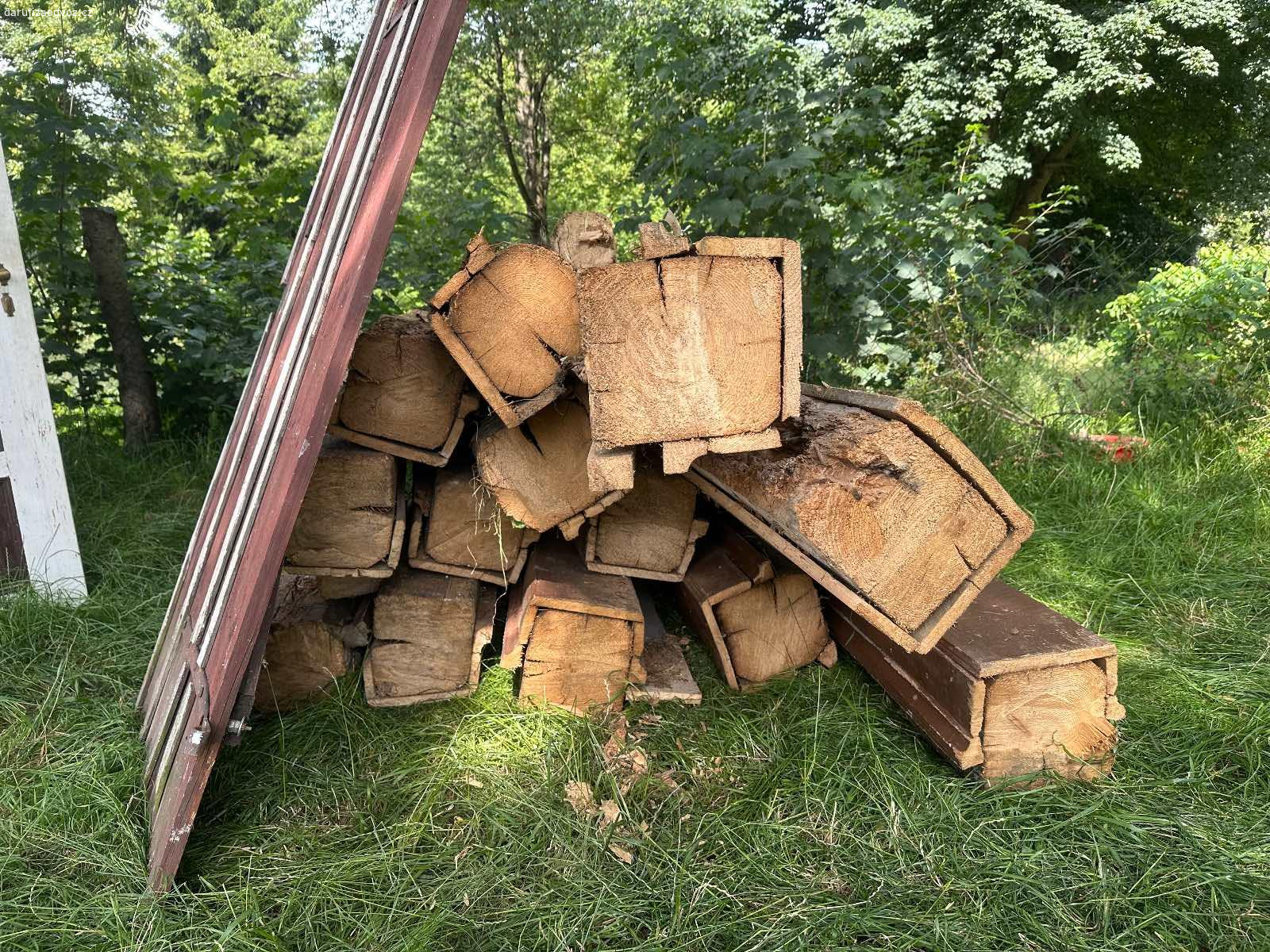 Staré trámy a dřevo na topení za odvoz. Dřevo z demontáže krovu, střechy a přístavků kolem chalupy. 

Slušné kusy k nařezáni na topení.

Je to roztříděné na hromady:

Trámy 
Prkna
Velké desky/steny 

Co chcete muzete odvézt nebo na místě naporcovat. 

Jsou tu toho hromady, postupně to třídíme. 

Jermanice u Liberce.