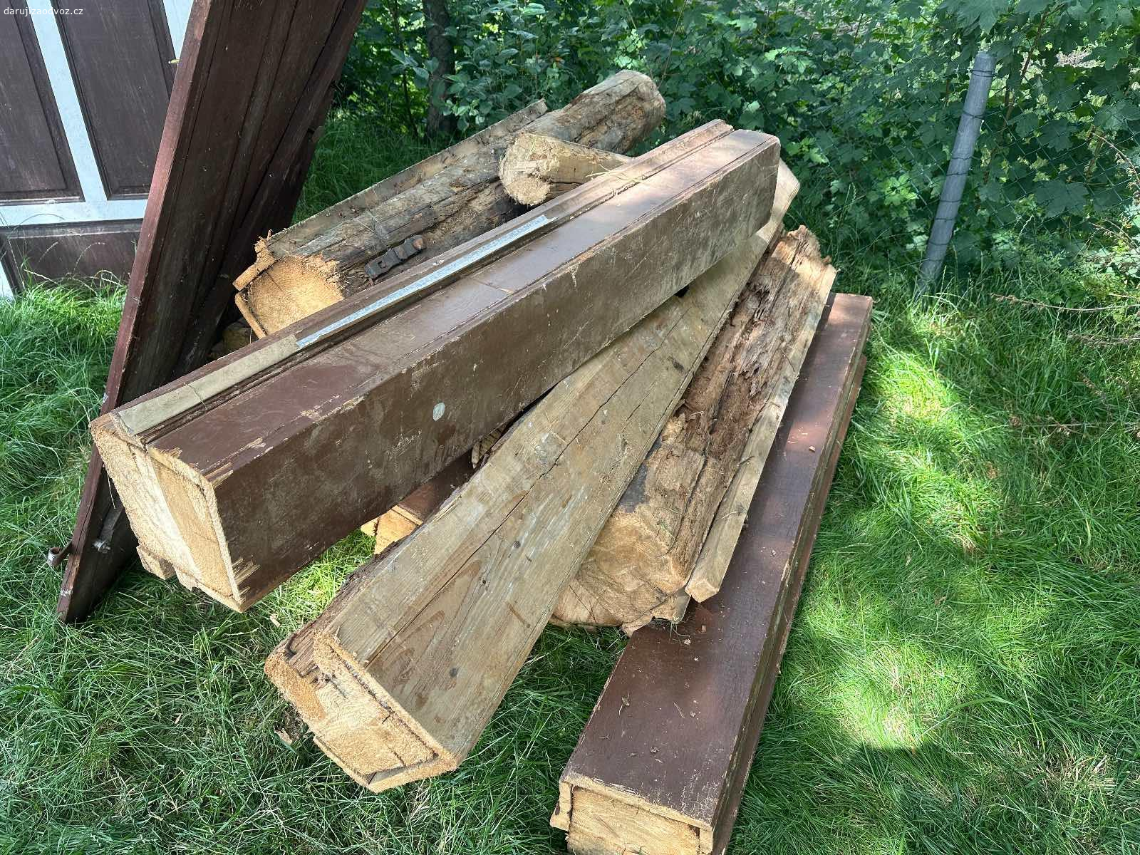 Staré trámy a dřevo na topení za odvoz. Dřevo z demontáže krovu, střechy a přístavků kolem chalupy. 

Slušné kusy k nařezáni na topení.

Je to roztříděné na hromady:

Trámy 
Prkna
Velké desky/steny 

Co chcete muzete odvézt nebo na místě naporcovat. 

Jsou tu toho hromady, postupně to třídíme. 

Jermanice u Liberce.