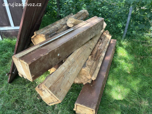 Staré trámy a dřevo na topení za odvoz
