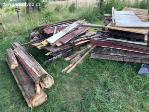 Staré trámy a dřevo na topení za odvoz