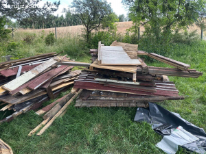 Staré trámy a dřevo na topení za odvoz