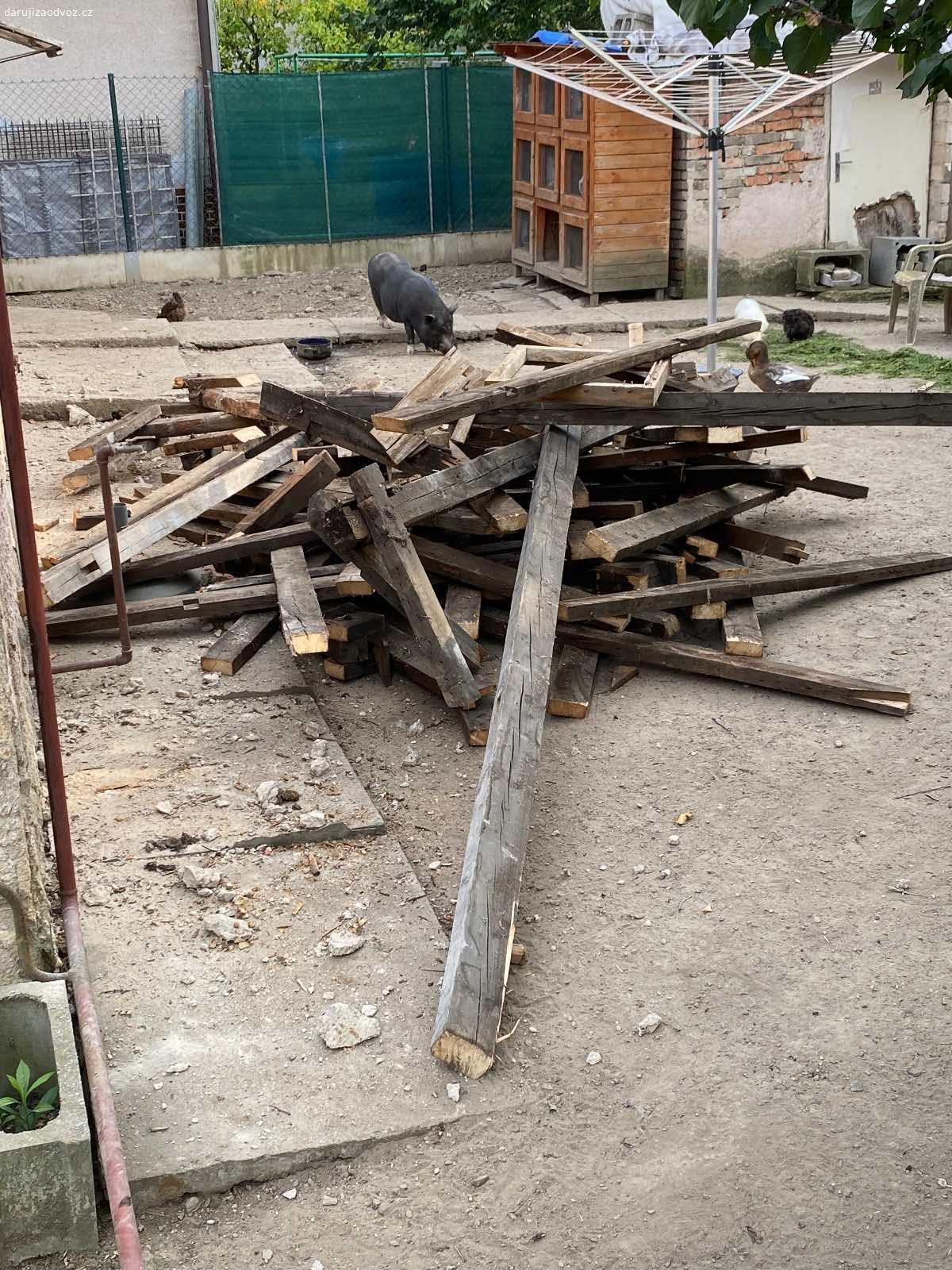 Staré trámy. Staré trámy ze střechy - ještě cca jedna taková hromada je v domě