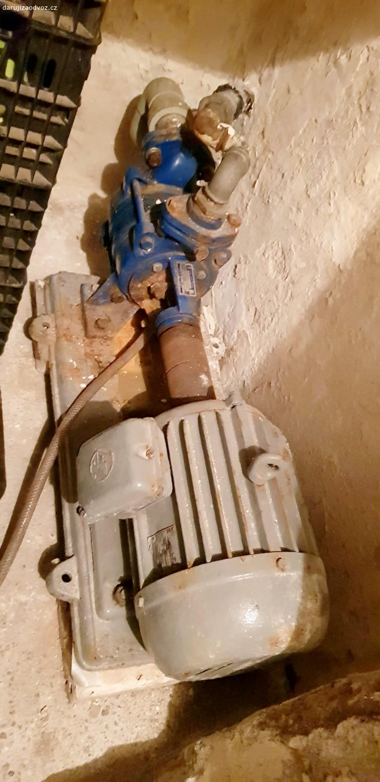 starou domácí vodárnu. daruj starou domácí vodárnu.Motor vrčí,ale vodu že studny nesaje,je prý nutné vyčistit . Třeba někdo využije kdo to opraví.Je nutné odmontovat že sklepa Od elektriky je již odpojena.