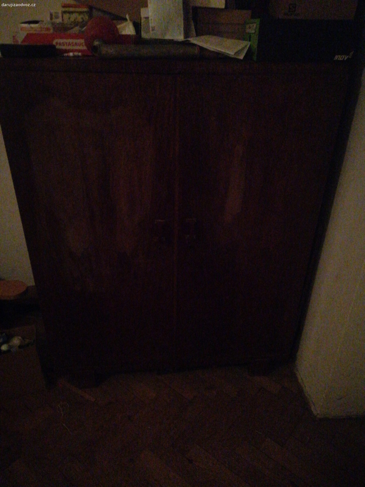 Starožitné skříně aj.. Oprava laku nutná.