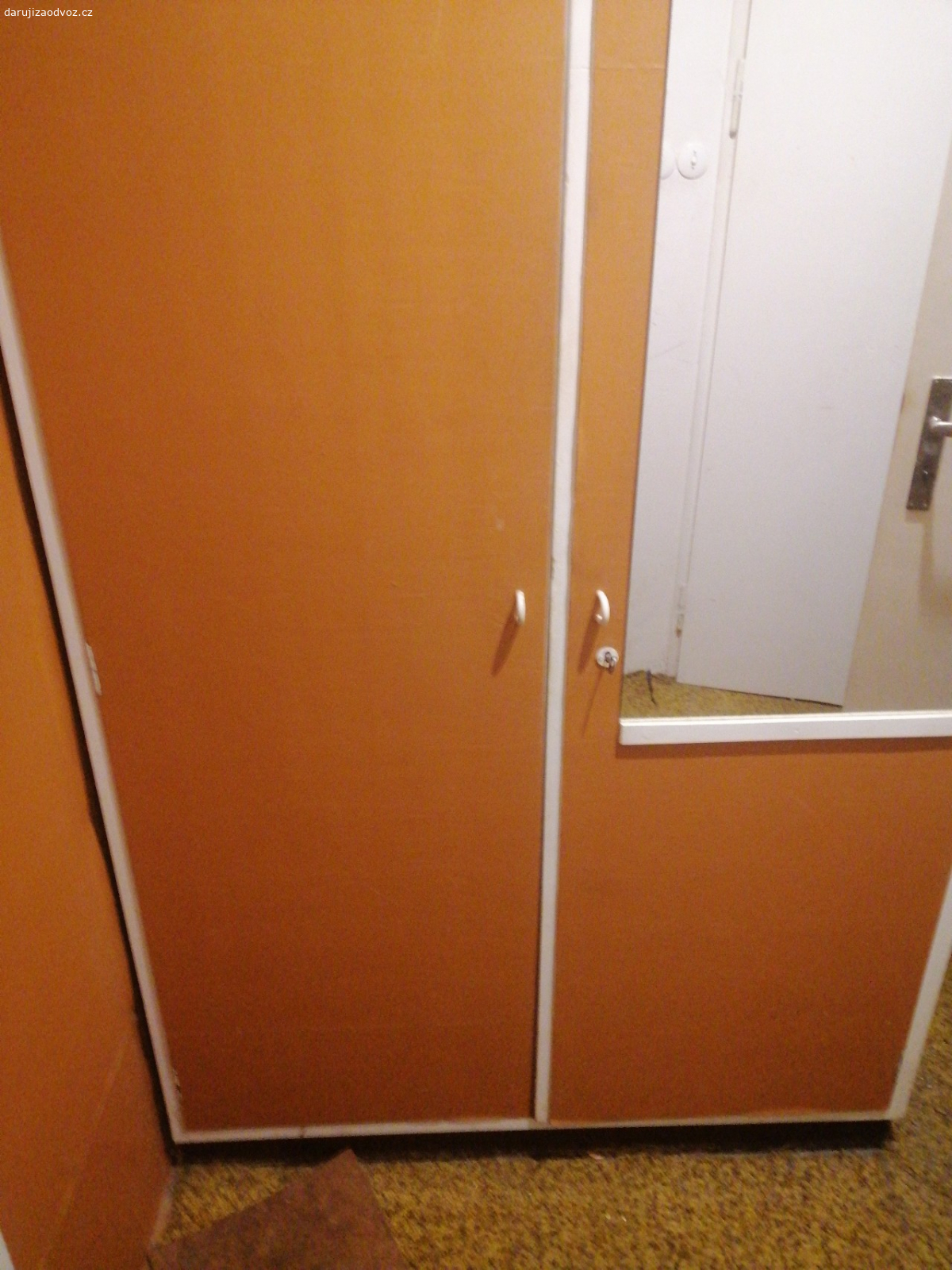 Starožitné skříně aj.. Oprava laku nutná.