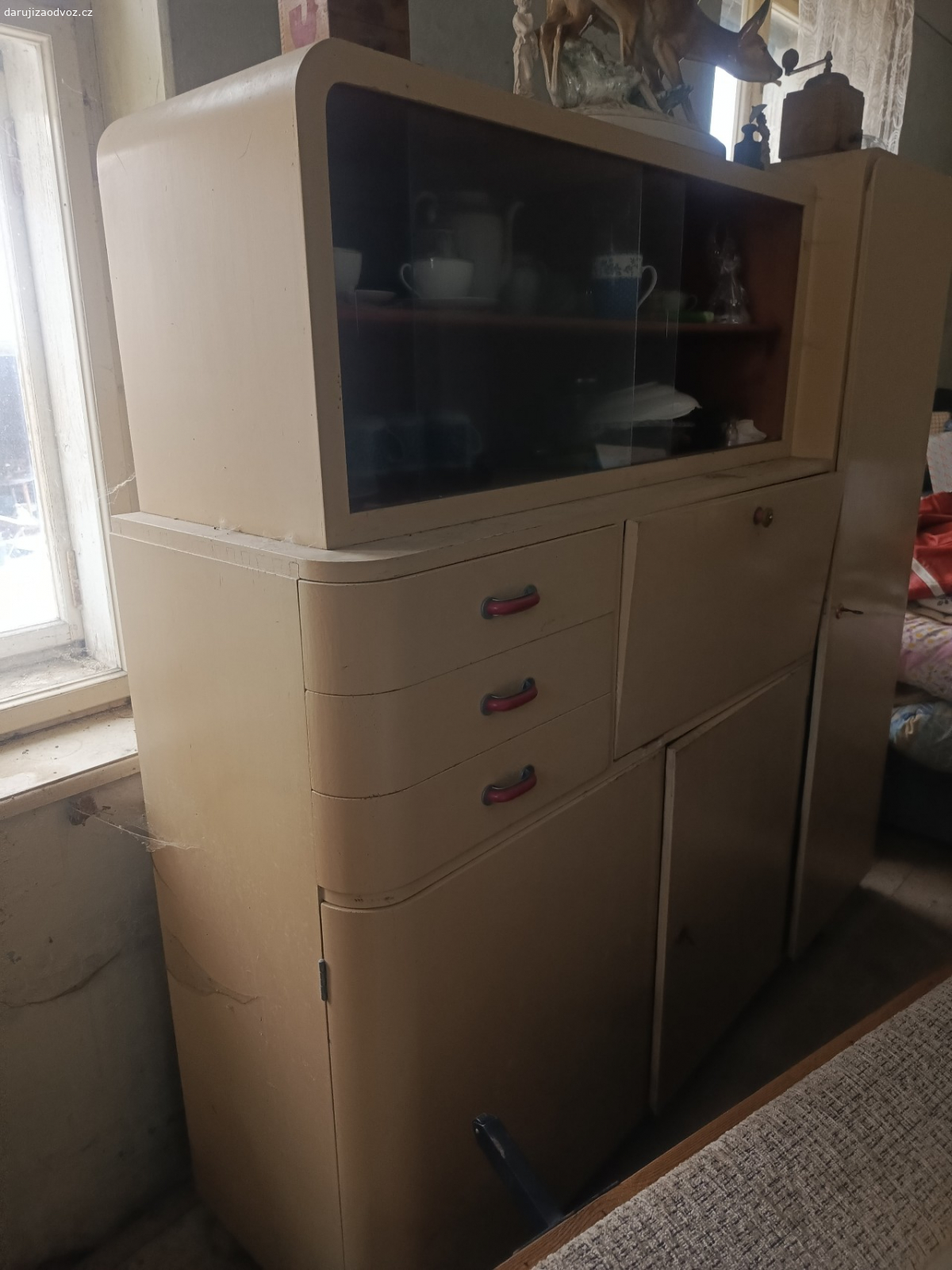 Starožitný kuchyňský krednc. Velice zachovaném stavu kuchyňský kredenc  .
