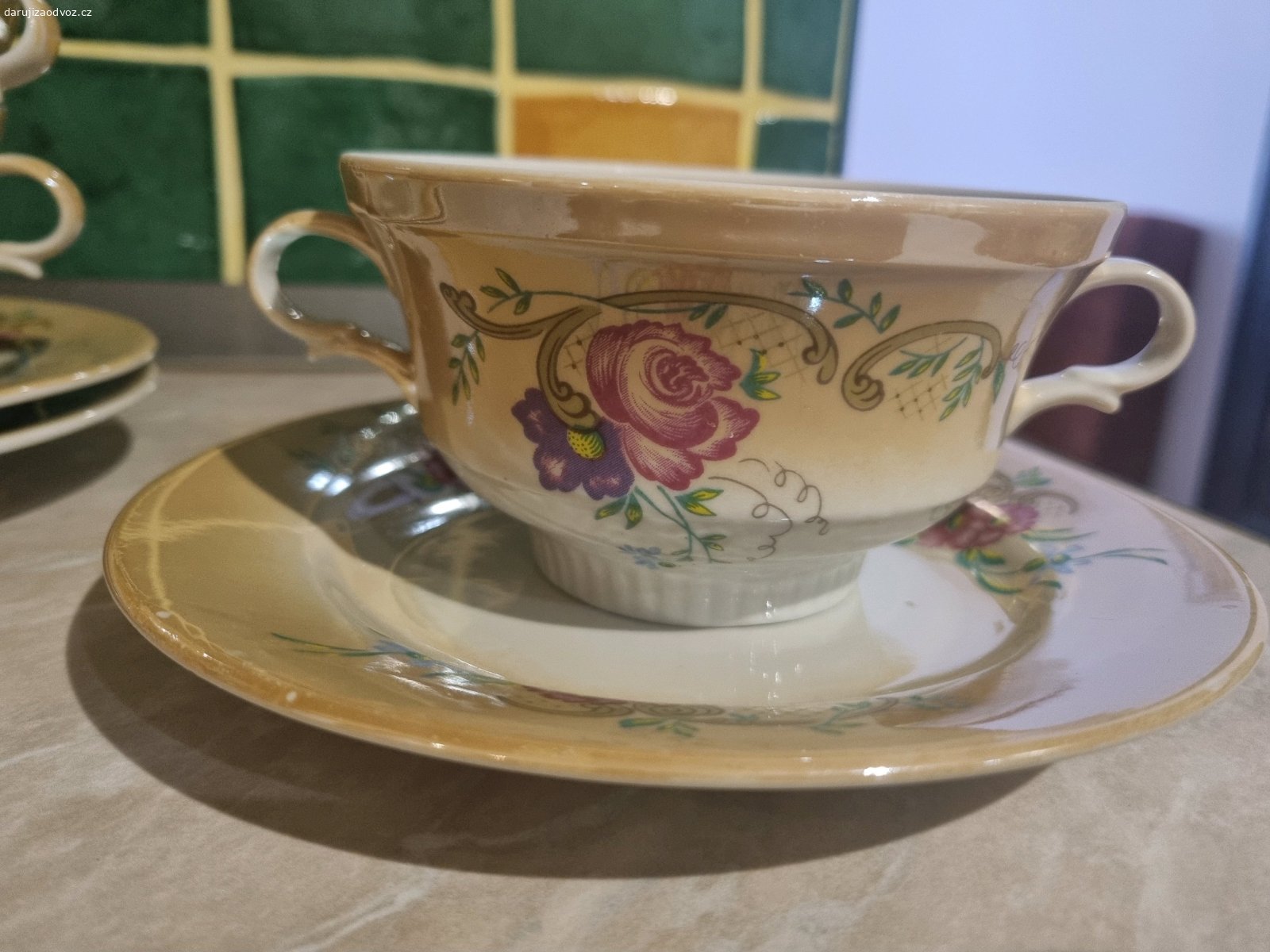 starožitný porcelán. daruji za odvoz - vše ve velmi dobrém stavu (nic odštíplého apod.) - 6x hrnek (?) se 2 uchy, 6x talířek, 1x slánka a 1x velká nádoba s pokličkou