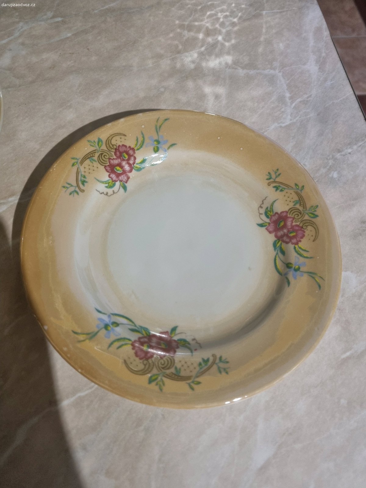 starožitný porcelán. daruji za odvoz - vše ve velmi dobrém stavu (nic odštíplého apod.) - 6x hrnek (?) se 2 uchy, 6x talířek, 1x slánka a 1x velká nádoba s pokličkou