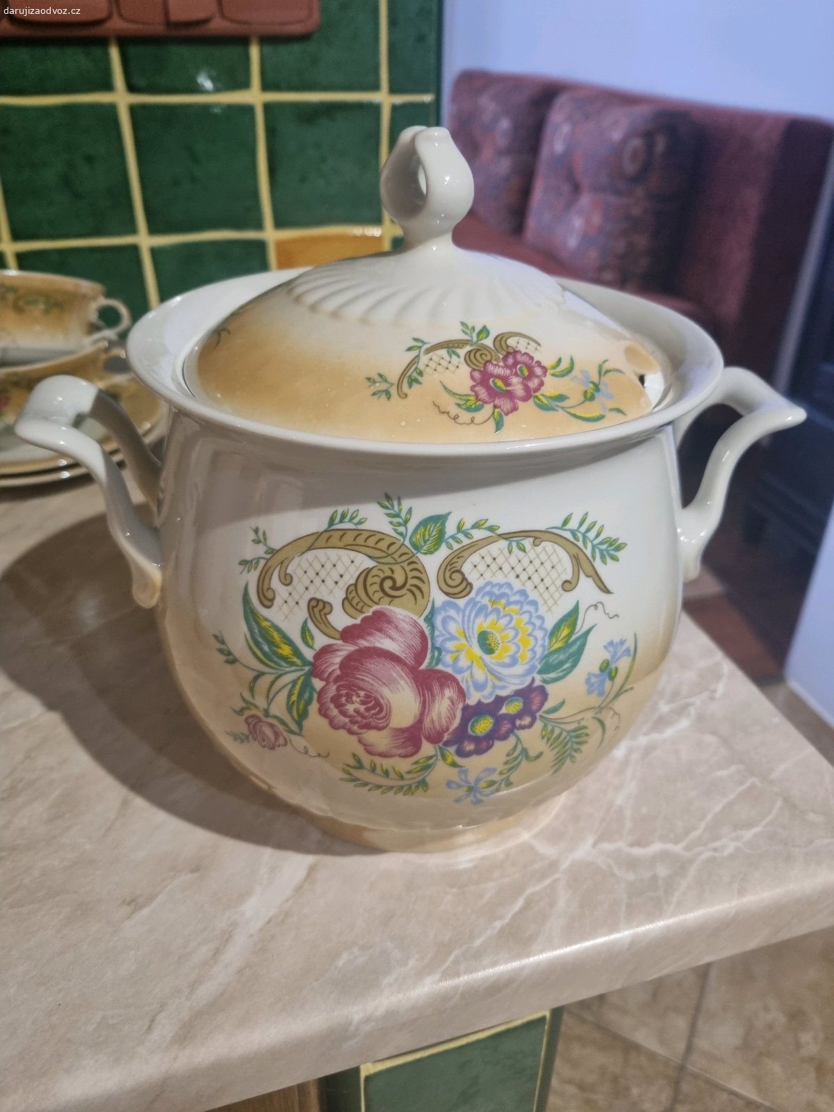 starožitný porcelán. daruji za odvoz - vše ve velmi dobrém stavu (nic odštíplého apod.) - 6x hrnek (?) se 2 uchy, 6x talířek, 1x slánka a 1x velká nádoba s pokličkou