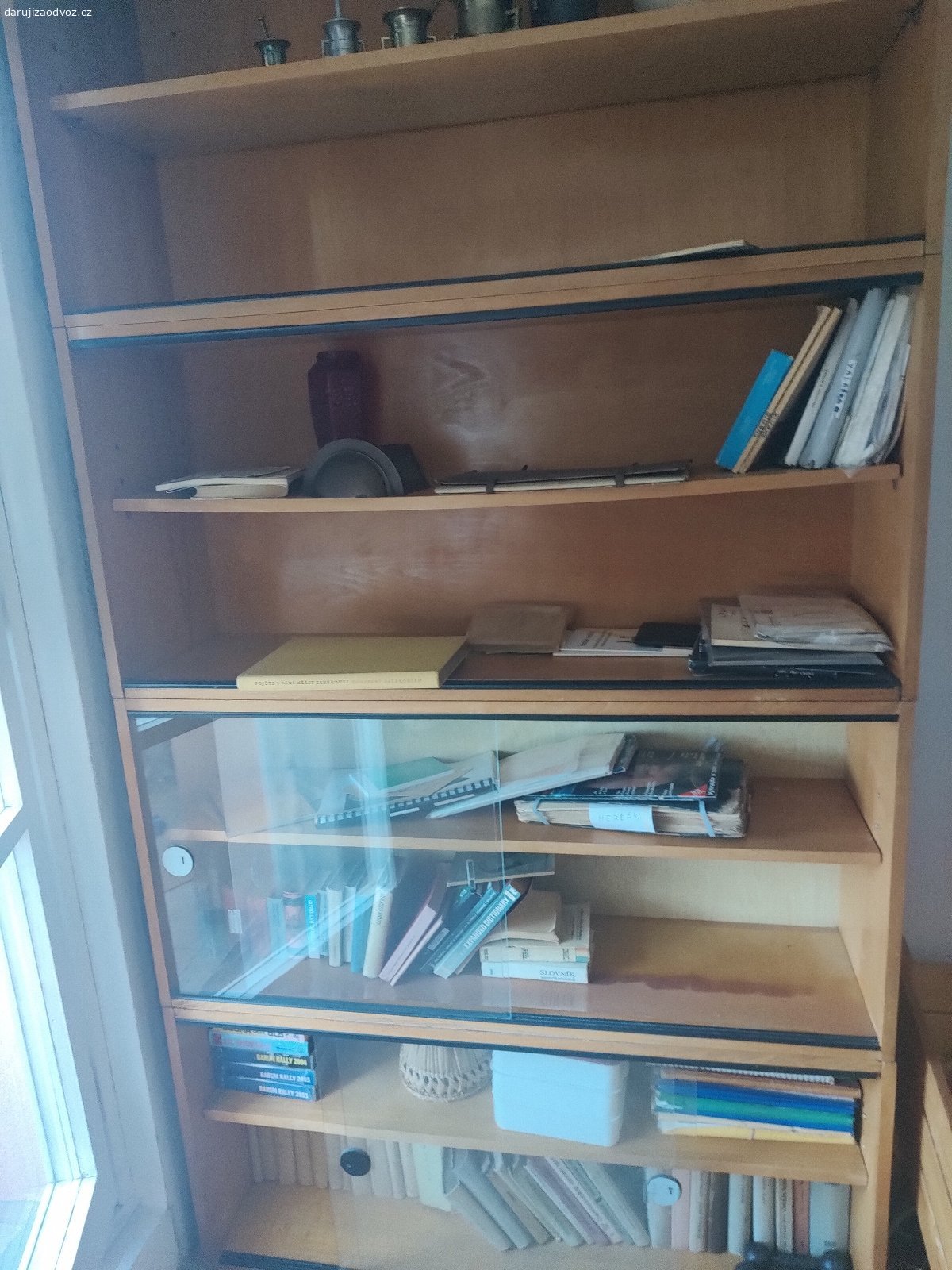 Starsi funkci nabytek: skrine, knihovny, komody. Nabytek z druhe poloviny 20..st., starsi ale funkci, nutne zajistit vlastni odnos z 5. patra panelaku s vytahem Zlin jizni svahy