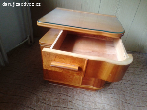 Starší funkční skříně a noční stolky