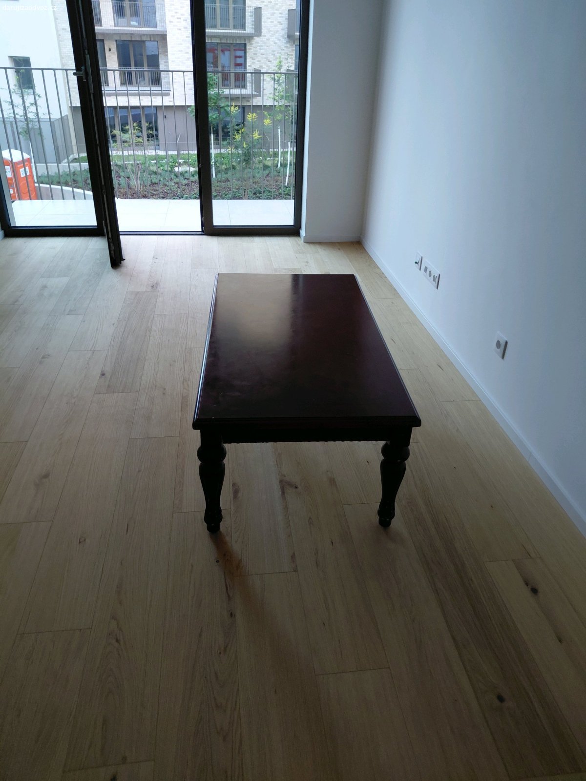Starší konferenční stolek. Dřevo, dýha, spíše do červena, cca 80x120 cm