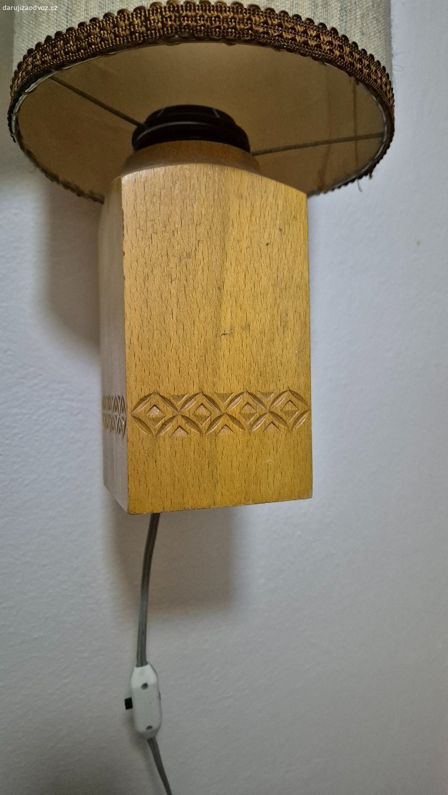 Starší lampička. Daruji (osobní předání) starší lampičku s dřevěným podstavcem.
Lampička funguje (viz foto), daruji bez žárovky.
Výška 32 cm, průměr 17 cm, délka přívodního kabelu 220 cm.