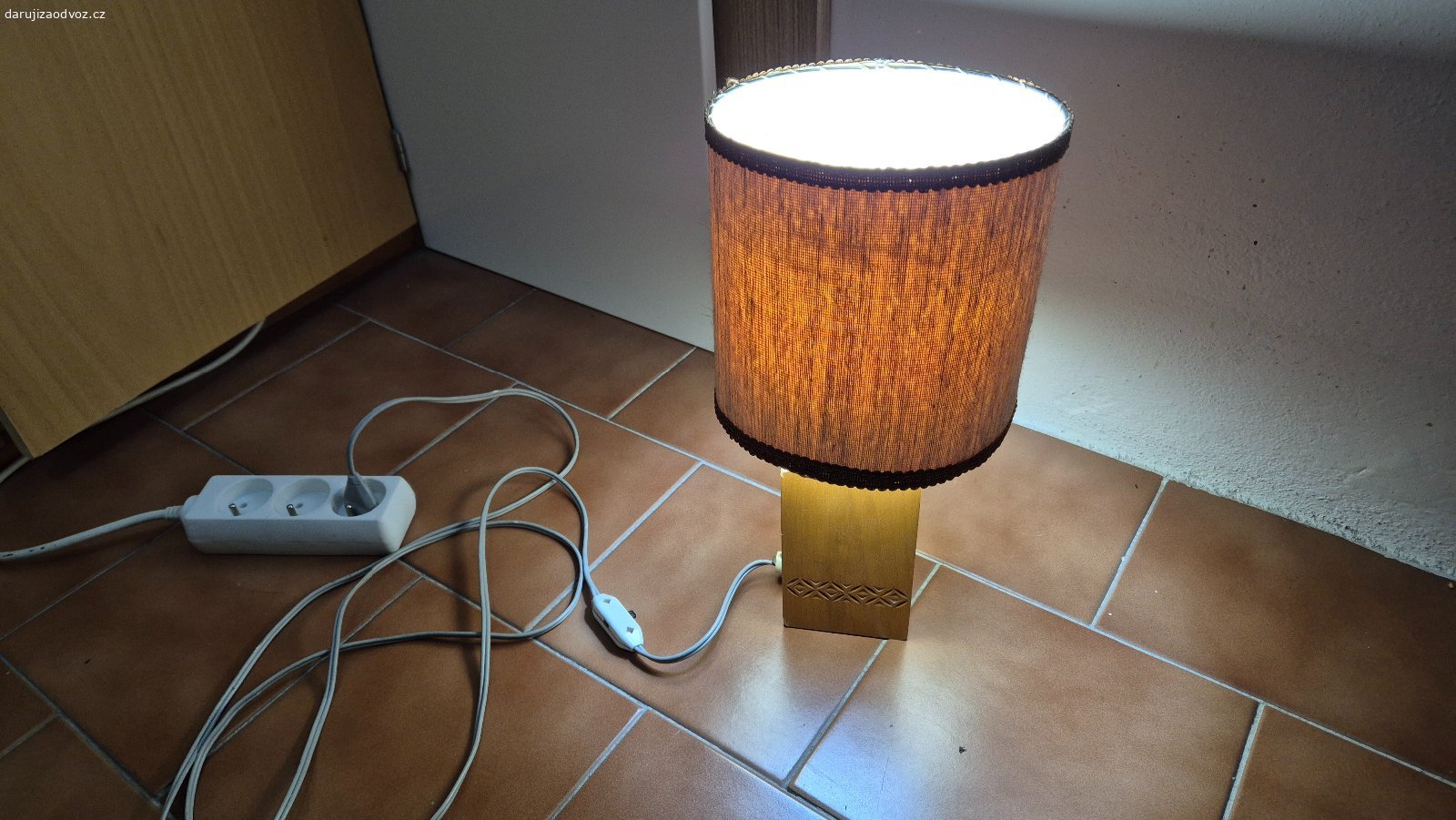 Starší lampička. Daruji (osobní předání) starší lampičku s dřevěným podstavcem.
Lampička funguje (viz foto), daruji bez žárovky.
Výška 32 cm, průměr 17 cm, délka přívodního kabelu 220 cm.