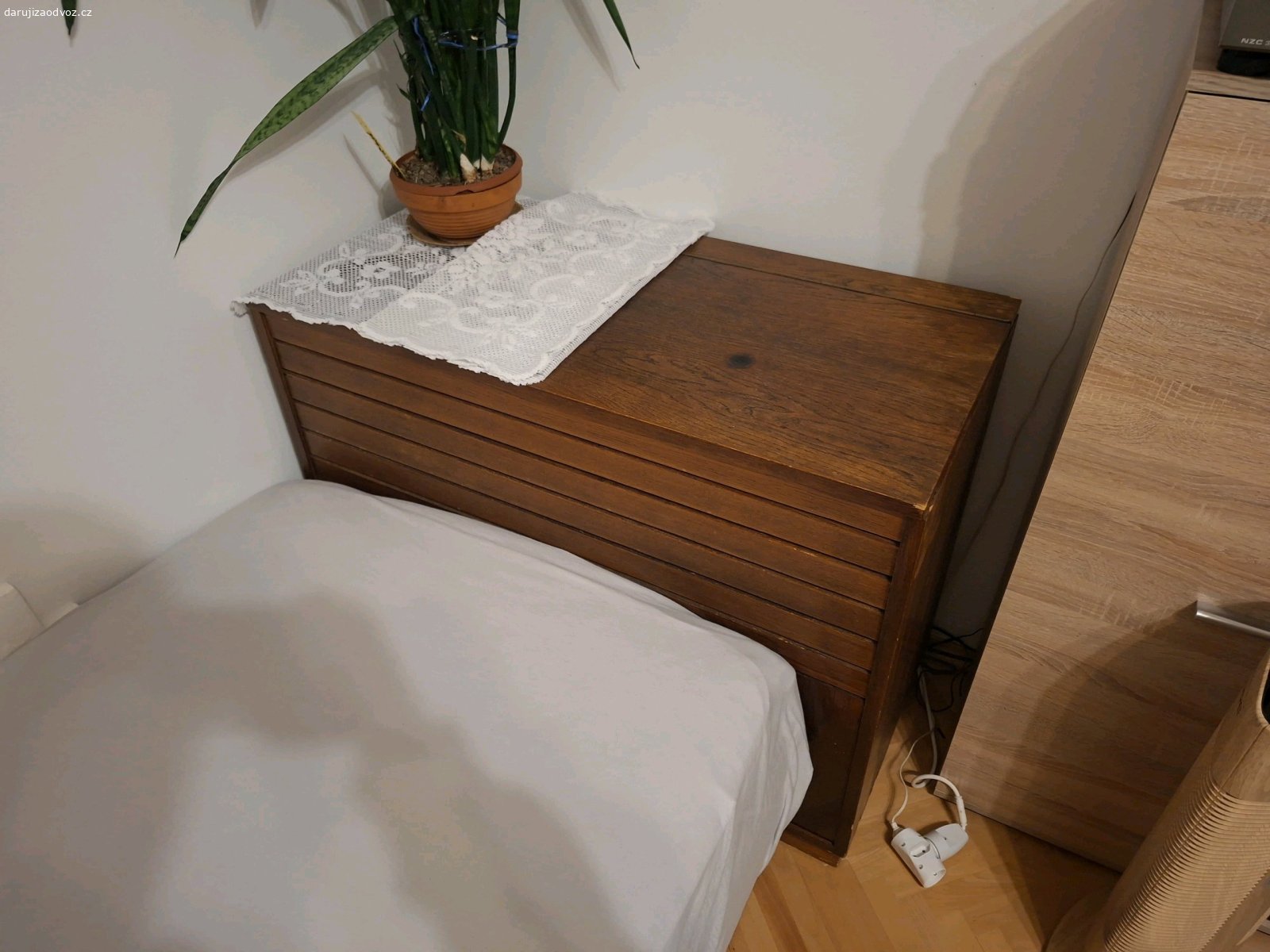 Starší nábytek na chalupu. Daruji za odvoz (Plzeň Bory)
- dvojdílnou skříň
- peřiňák
- konferenční stolek
- 2 křesílka
- prosklenou knihovnu s prosklenym nastavcem. 
Vše pečlivě udržované, ve velmi zachovalém stavu.