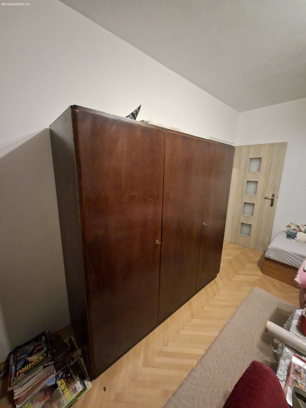 Starší nábytek na chalupu. Daruji za odvoz (Plzeň Bory)
- dvojdílnou skříň
- peřiňák
- konferenční stolek
- 2 křesílka
- prosklenou knihovnu s prosklenym nastavcem. 
Vše pečlivě udržované, ve velmi zachovalém stavu.