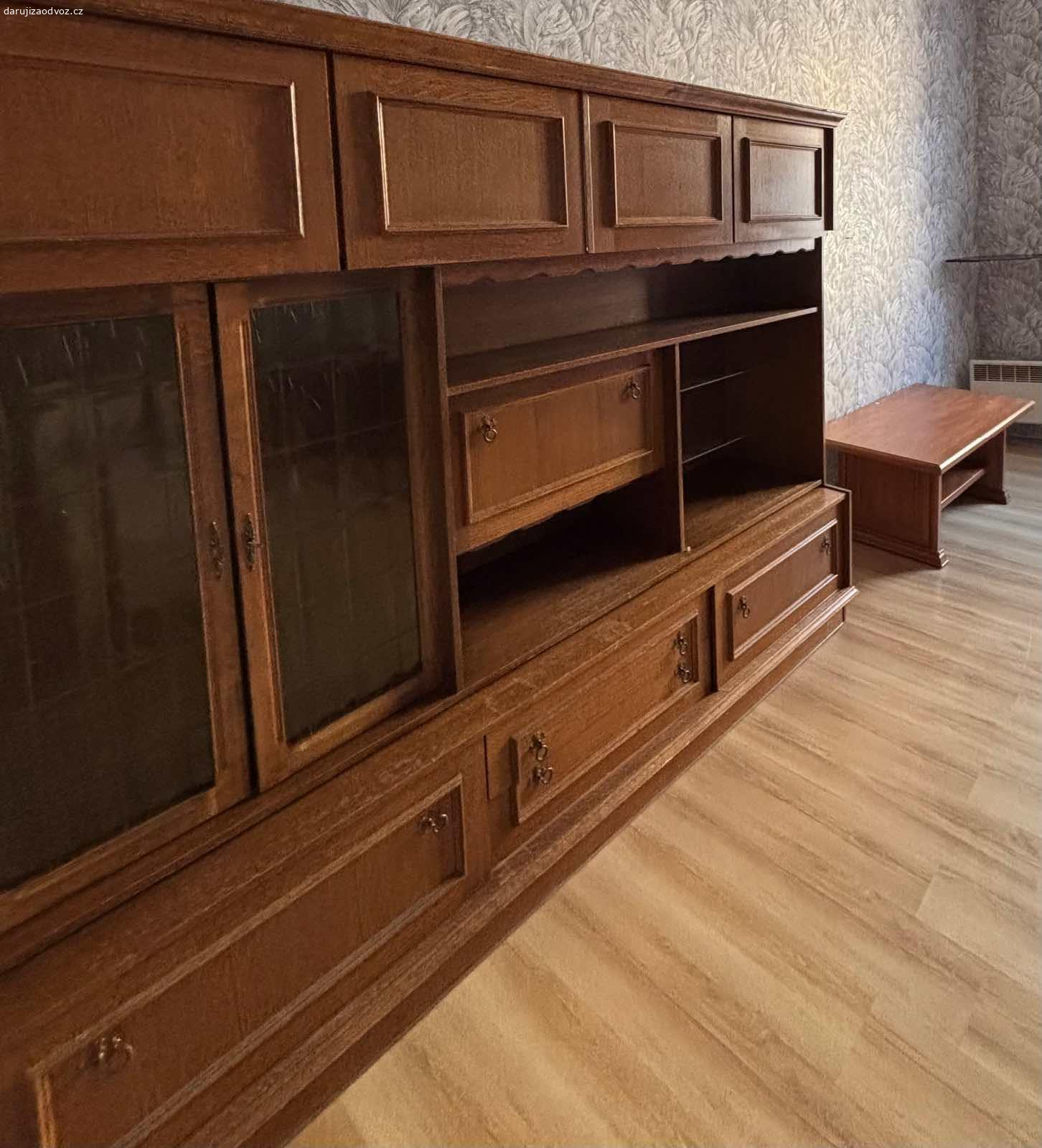 Starší nabytek. Dobrý den vyklízím byt po lidech tam zůstal
Psací stůl skříň A stůl a dětská postel i letiště cena za odvoz není to nové ale možná to někomu poslouží vlastní odvoz email a sms nereaguji děkuji spíše volat