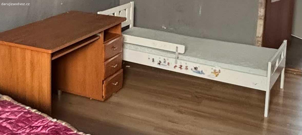 Starší nabytek. Dobrý den vyklízím byt po lidech tam zůstal
Psací stůl skříň A stůl a dětská postel i letiště cena za odvoz není to nové ale možná to někomu poslouží vlastní odvoz email a sms nereaguji děkuji spíše volat