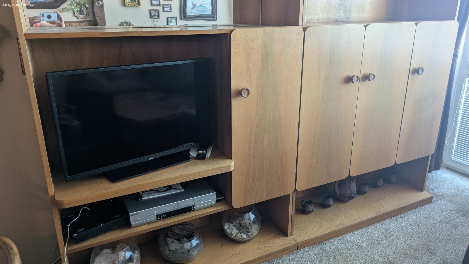 starší obýváková stěna. obýváková stěna - díly 
2x 120 + 1x 80 + 1x 60 cm / 37 hloubka, 245 výška

+ ev. rohová polička oblouk 42x14x245