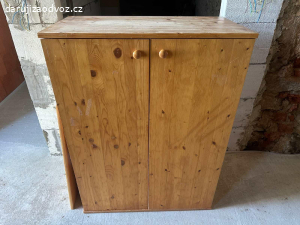 Starší retro dřevěná skříň za odvoz