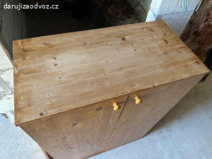 Starší retro dřevěná skříň za odvoz