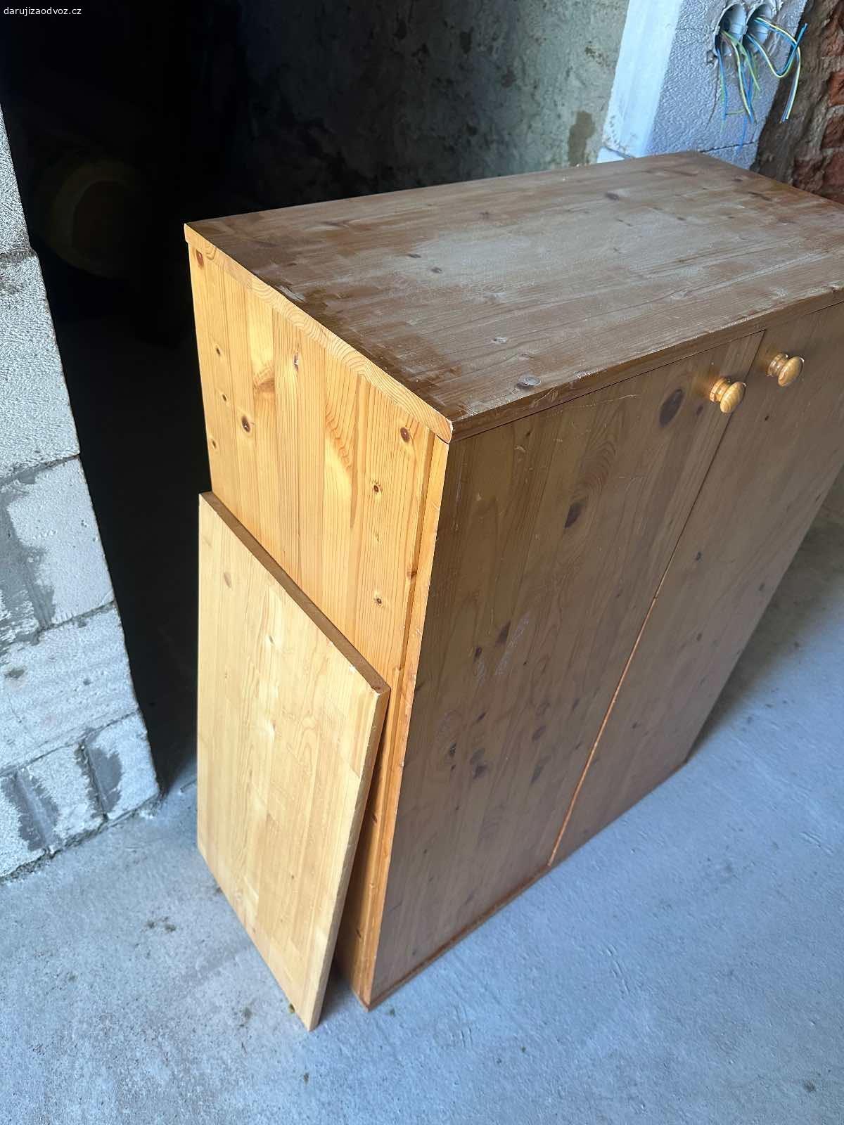 Starší retro dřevěná skříň za odvoz. Skrinka zdarma daruji za odvoz

Dvě police, k jedné chybí držící špunty tudíž nelze dát dovnitr. 

80x40x107

Jinak stav dle foto

Osobní odběr Jeřmanice u Liberce.