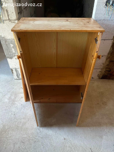 Starší retro dřevěná skříň za odvoz