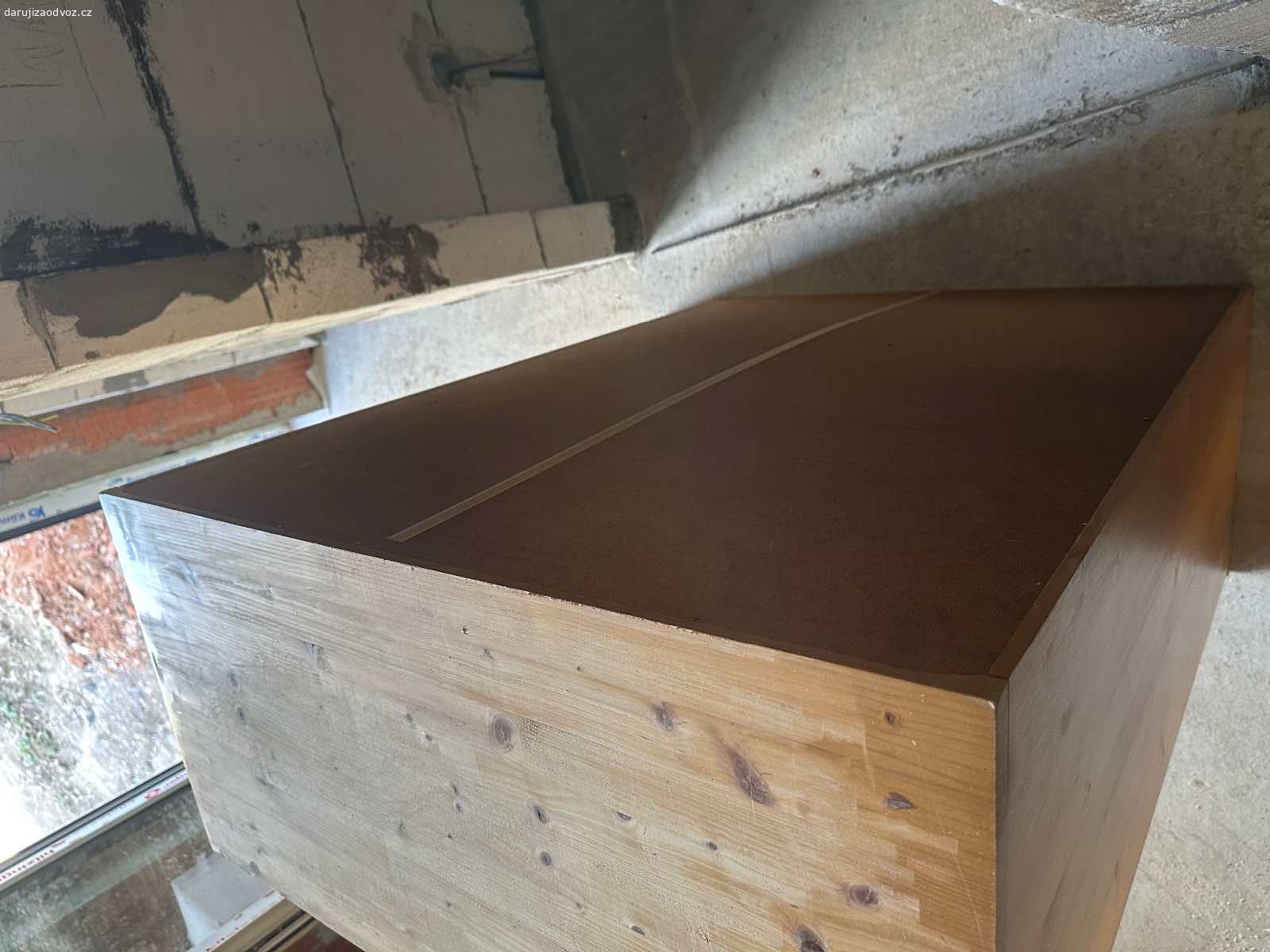 Starší retro dřevěná skříň za odvoz. Skrinka zdarma daruji za odvoz

Dvě police, k jedné chybí držící špunty tudíž nelze dát dovnitr. 

80x40x107

Jinak stav dle foto

Osobní odběr Jeřmanice u Liberce.