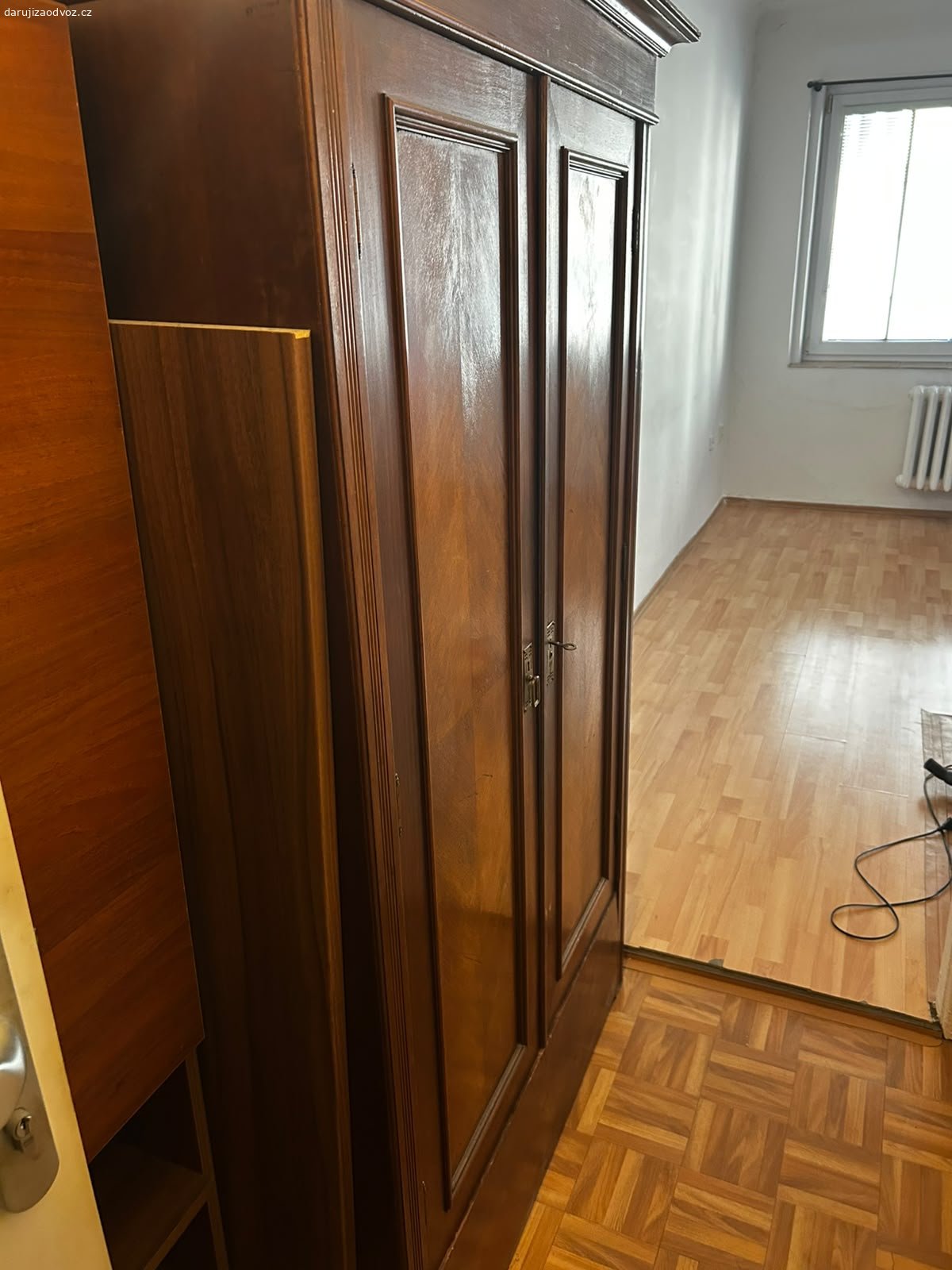 Starsi satni skrin. Daruji za odvoz, odber Podoli kdykoli po dohode. Rozměry 200x160x60