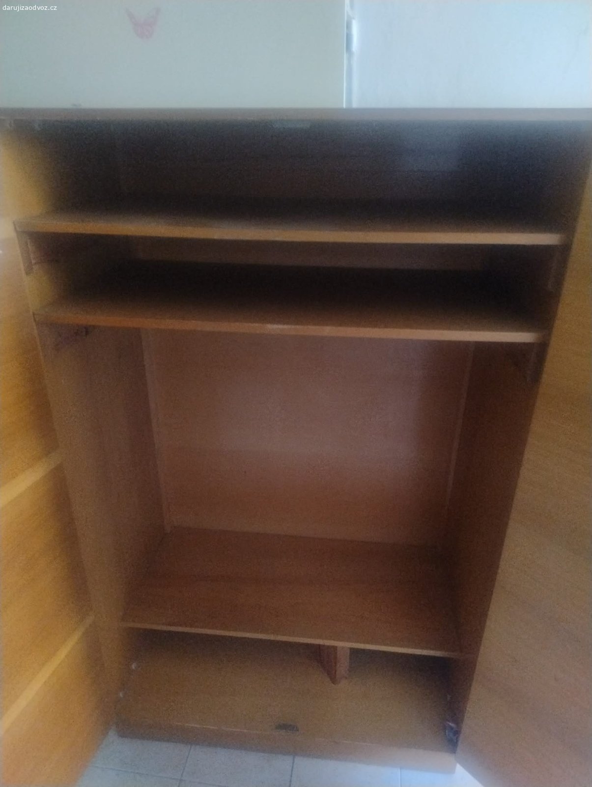Starší skříň. Daruji za odvoz starší skříň