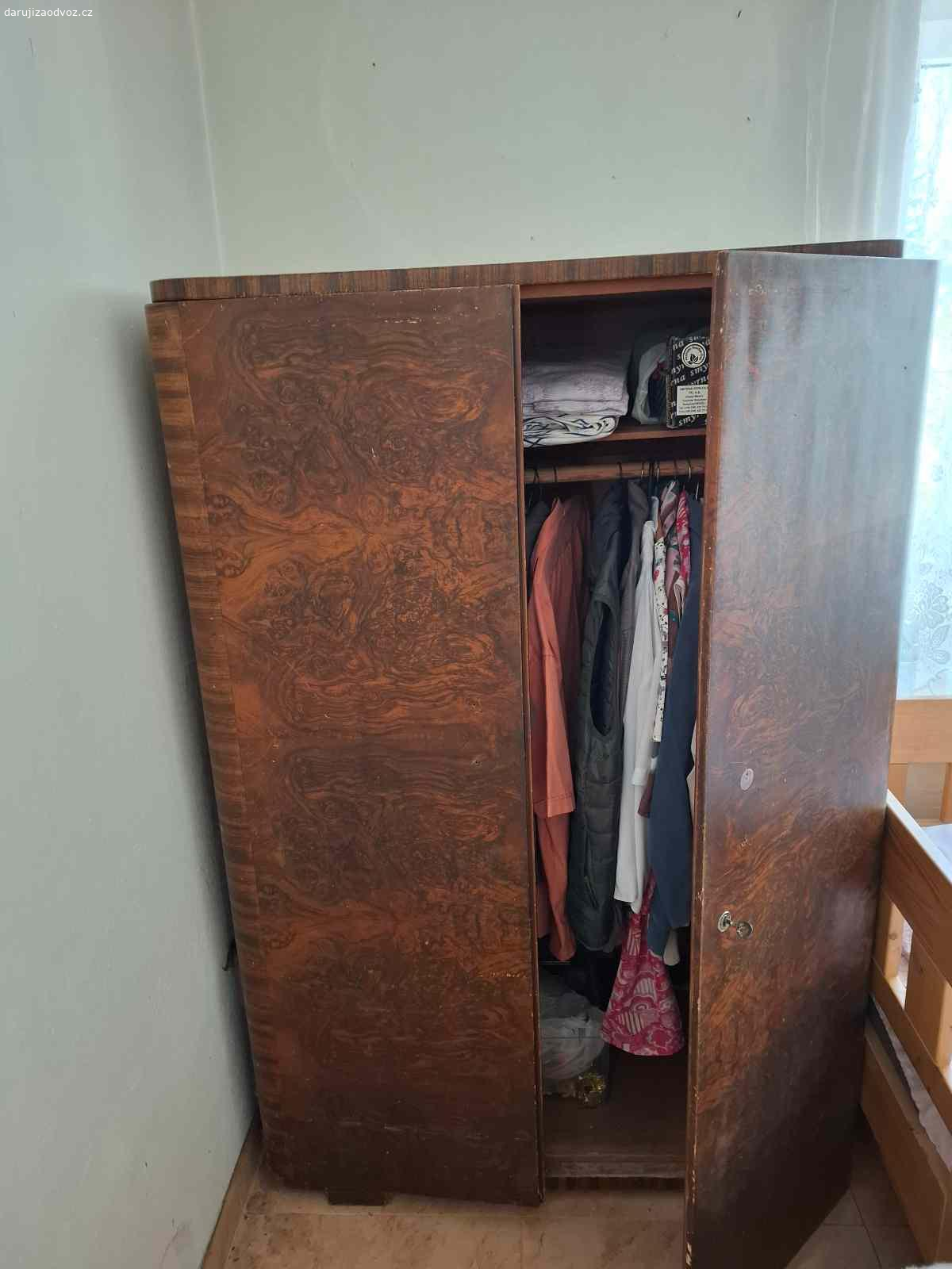 Starší skříně. Věnuji za odvoz starší skříně a sekretáře.