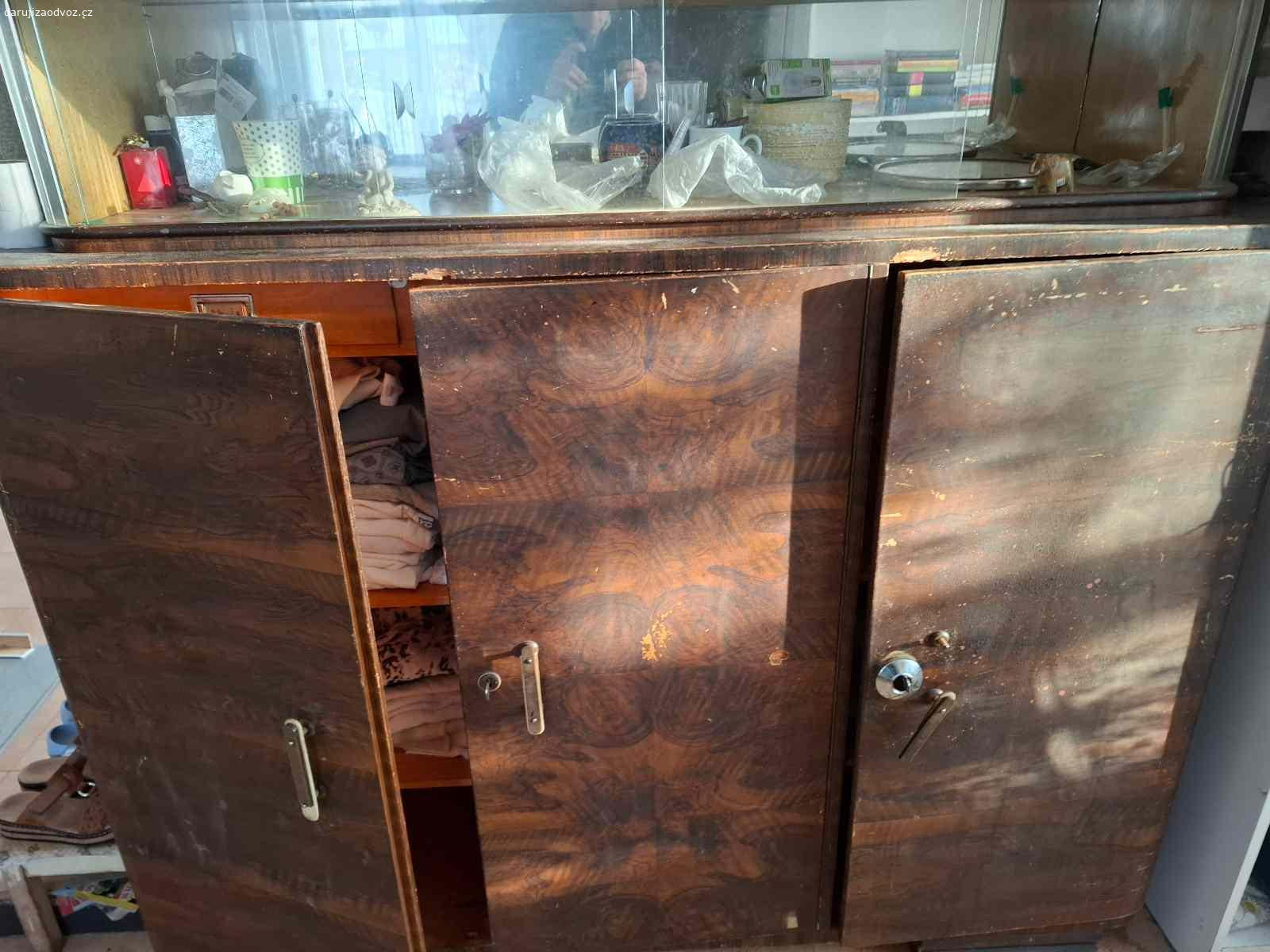 Starší skříně. Věnuji za odvoz starší skříně a sekretáře.