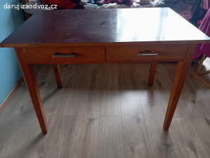 Daruji starší stůl se šuplíky