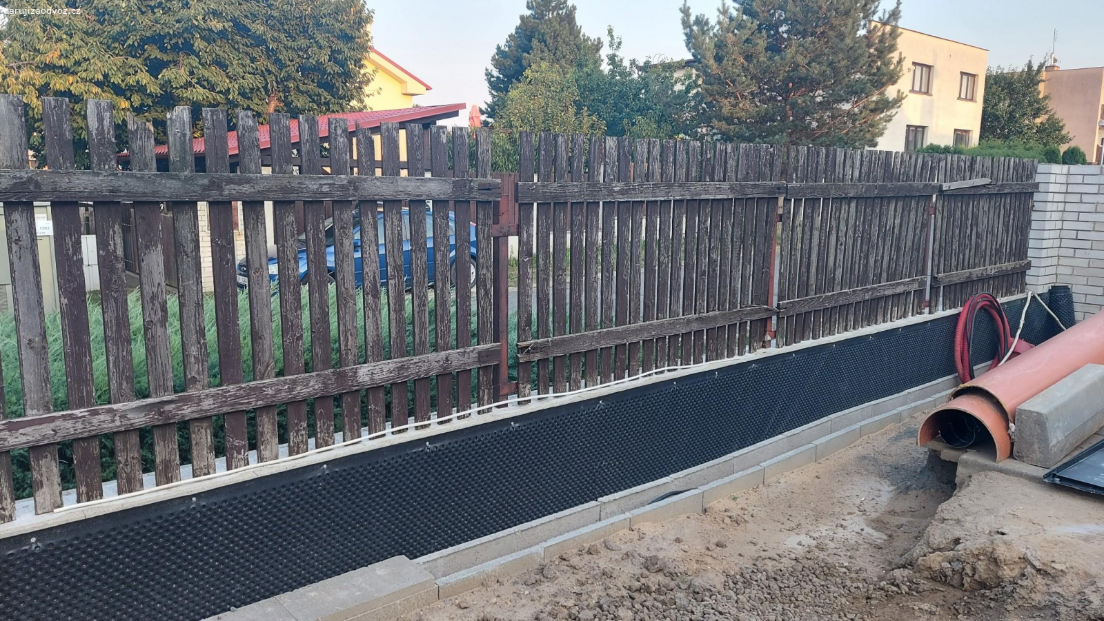 DAROVÁNO - Starý drevěný plot. Daruji za odvoz 8m staršího dřevěného plotu ke spálení na ohništi nebo v kamnech. celkem 73 latí 120x7 cm.  Není vhodný do krbu, latě mají na sobě zbytky starého loupajícího se nátěru. Do okolí Prahy 9 nabízím možnost odvozu.