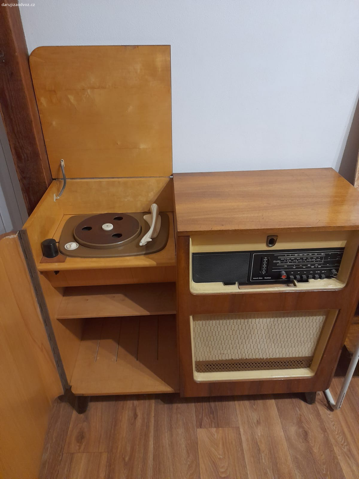 Starý gramofon s rádiem. Skříňka s rádiem a gramofonem, kabely jsou ustřižené, ale zřejmě je možné zprovoznit