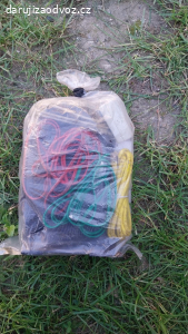 starý internetový modem a kabely