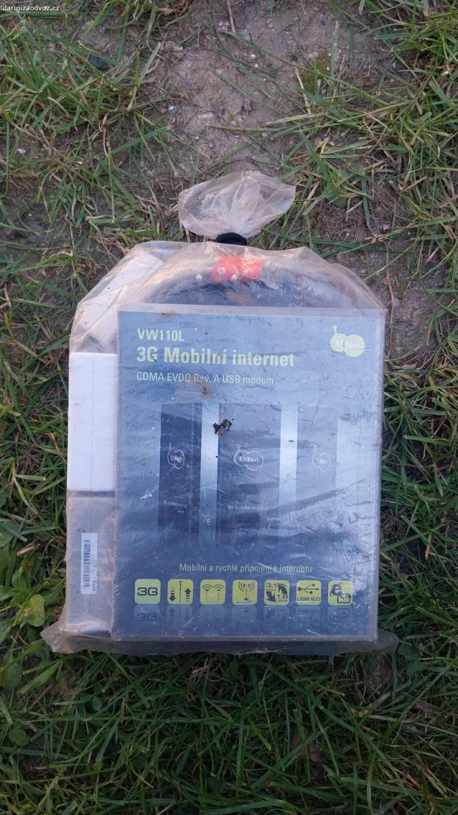 starý internetový modem a kabely. starý internetový modem a nějaké kabely a rozdvojky