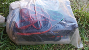 starý internetový modem a kabely