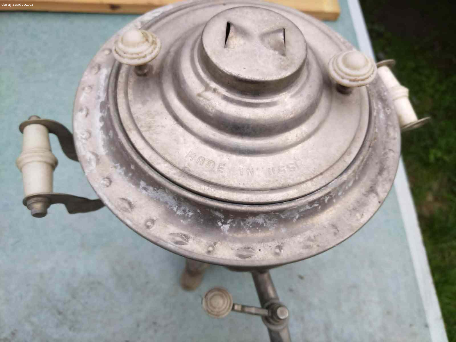 Starý kovový samovar - vyrobeno v USSR. Daruji starý kovový samovar s víčkem, spíš už jen jako dekoraci - není k němu kabel a fakt už je starý. Jestli někdo využije, předám v Praze 10-Skalka.
