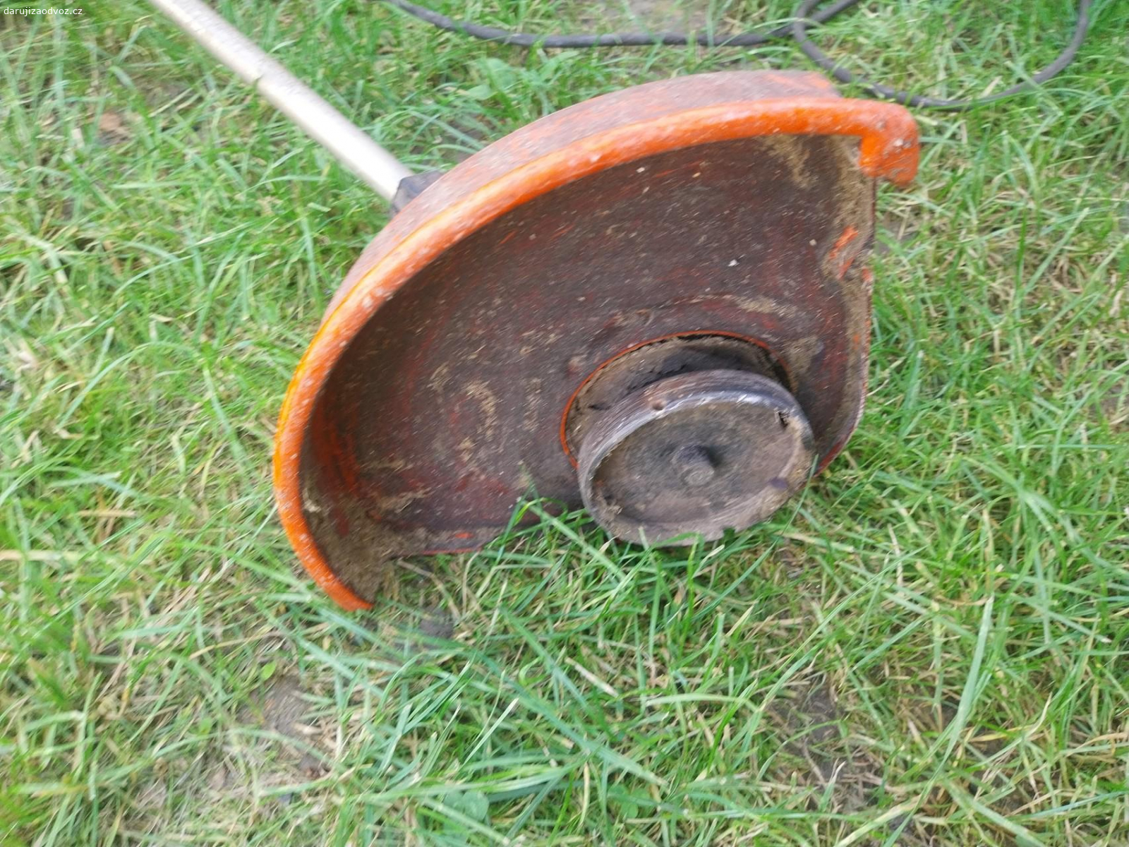 starý křovinořez. starý elektrický křovinořez