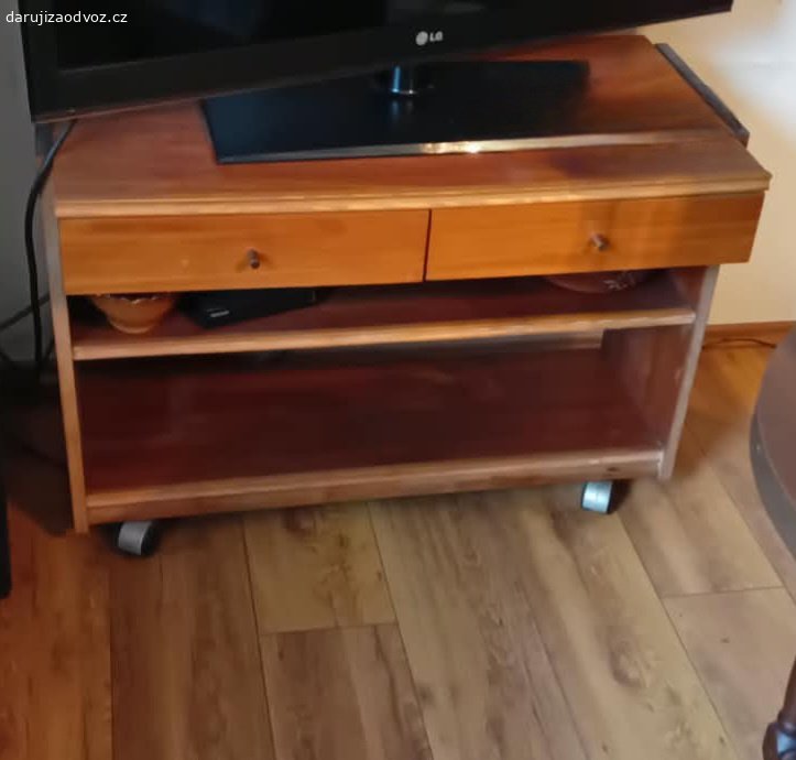 Starý nábytek. Daruji starý nábytek za odvoz..spěchá musí pryč